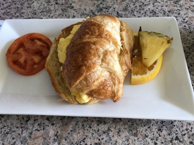 このクロワッサンの卵サンドめちゃくちゃ美味しい。今度来てもまた同じの頼みたい