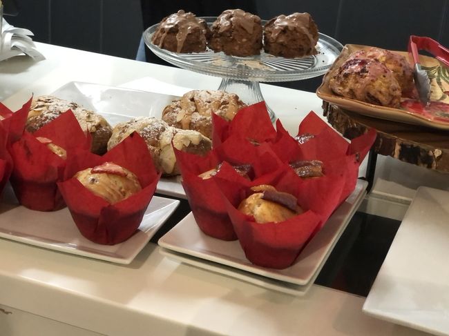 レジ横にはスコーンとかマフィンが置いてあり、どれも美味しそう。店員さんもみんなスマイルでいい感じ。