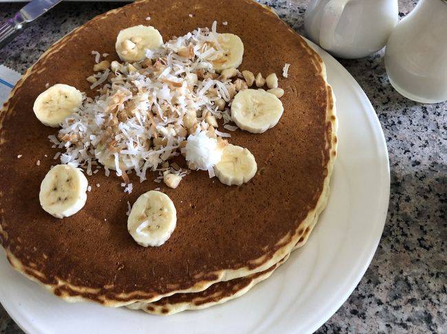 バナナとマカダミアナッツのパンケーキ。<br />これも美味しい。<br />流石にデカいのでbox貰いました。