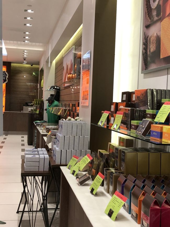 朝一にアラモアナに行ってて並ぶ。開店前横からぱちり。