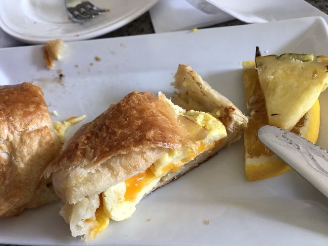 食べかけだけど、断面。日本で食べたどのたまごサンドより美味しかった。