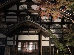 2019年11月21日高台寺にきました。
夜間拝観は初めてです。
団体客が多くていったん入場せず方丈付近の紅葉を見ました。