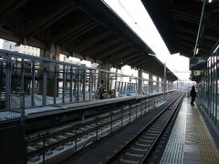 この当時は熊本駅は高架化工事が進んでおり、鹿児島本線上り線だけが高架になっていました。
反対側は今は利用開始されている鹿児島本線下りホームの予定地です。