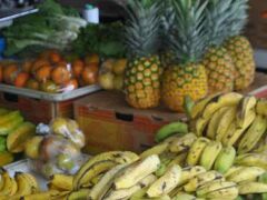 ハワイ島ヒロの市場　近隣の人たちが出品
バナナ１２本を２ドルでゲット　
パパイア、ランブータン、ライチなどを求め６人でシェアする