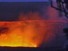 現在最も活発な　キラウエア　
ハワイ語では(溶岩を)【まき散らす】
昼間はそうでもなかったが夕方の光景は圧巻
2008年の大規模な噴火以来入場が制限されている
海水へのマグマの流れ込みは見ることはできなかった