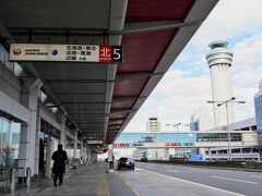 千葉県北総地域在住なので空港は成田が便利なのですが、旭川までは直行便がないので、今回の振り出しは羽田空港でございます。
成田から札幌へ行き、そこから旭川へ移動…と言う考えもありましたが、北海道サイズをなめてはいけません。成田・羽田の距離は札幌・旭川の半分。しかも成田発は時間帯があまり良くないので、諦めましょう。