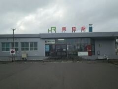宗谷本線駅めぐり５番　幌延駅

徳満、豊富、下沼と３駅飛ばして幌延駅へ。なぜかというとナビの行き先を音威子府にしてありますので、途中ナビの画面に出てきた駅は拾っていくのですが、幌富バイパスを通ったところ残念ながら上記３駅は拾えませんでした。
貴重な機会なので本当は全駅めぐりたいところですが、時間の制約もありやむを得なく飛ばします。

幌延駅は特急が停車する宗谷本線内ではかなり大きな駅。