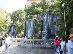 龍山寺にある滝。