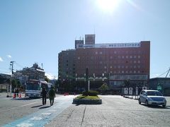 駅前に宿をとっていたおかげで、翌朝込み合う時間前に再び売店に行き、無事にチケットを受け取れました。
もしも東山温泉等に泊まっていようものなら、朝食も早々、チケットをちゃんと受け取る為に早めにスタンバイしに来なければならない羽目だっただろう。