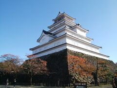 鶴ヶ城！
歴史に疎い私はここ来て知ったけど、どうやら戊辰戦争でぼろかすにされてしまったらしい
現存するのは近代に立てなおしたもの
しかし、とても立派な城壁は昔のままとみた！
八重の桜でドラマ化された