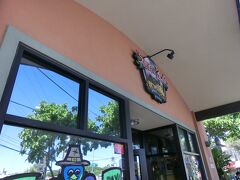 ランチは、ここ！ブーツ＆キモズ。
お昼を過ぎていたので、１５分ほど待てば店内に案内できます、と。