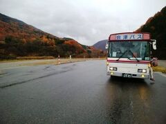 大内宿に1時間程で到着
道中の紅葉も季節の変わりを感じられて良かったです
バスの左側が川が見えてよいかもとのこと