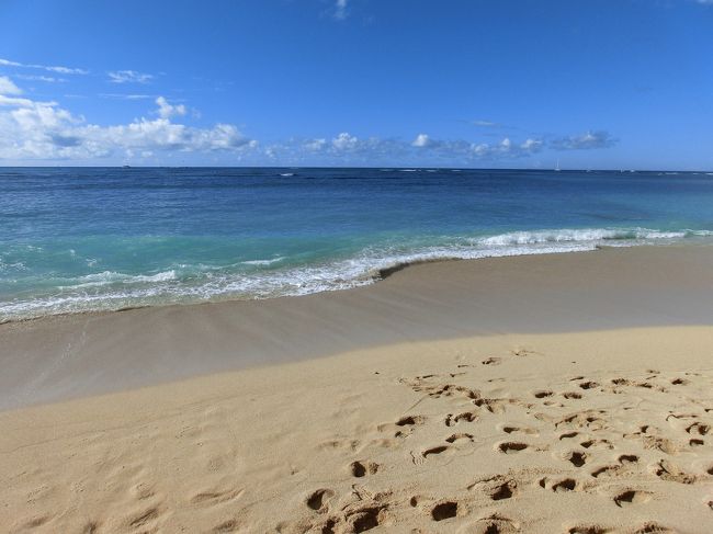 ハレクラニとシェラトンワイキキの間の道を通ってビーチへ出ます。