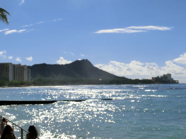 シェラトンワイキキのインフィニティプールの横を通り過ぎて。