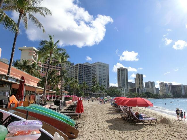 ロイヤルハワイアンホテル前のビーチです。<br />ビーチチェアがきれいに並べられています。<br />ここはホテル宿泊者専用でしょうか。