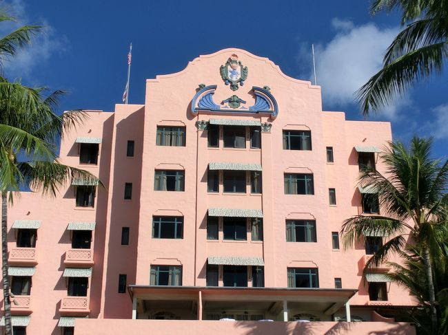 ビーチから見たロイヤルハワイアンホテル。<br />ピンクですね。ピンクパレスの名のとおり。