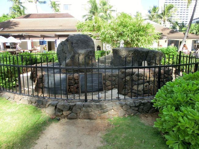 いったんビーチを離れてワイキキの交番の横にある４つの魔法石。
