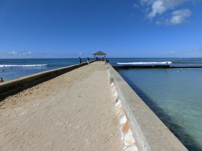 ふたたびビーチにおりて。ワイキキウォールです。<br />海に突き出た防波堤のようなものです。