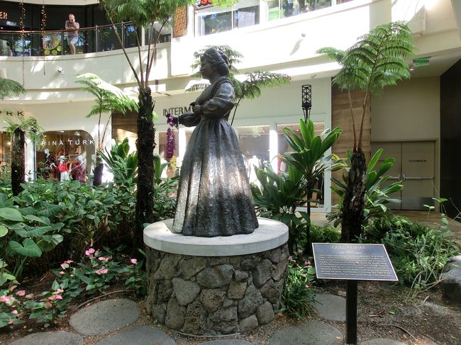 中はこのように銅像があったり。