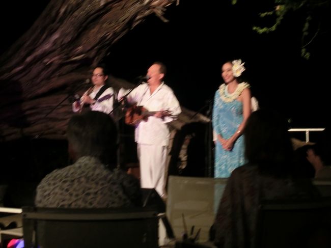 最終日の夜は、ハレクラニのハウスウィズアウトアキー。<br />受付で、「食事ですか？」と聞かれるので、「ドリンクだけです」<br />と答えるとステージ前のテーブルに案内してもらえます。