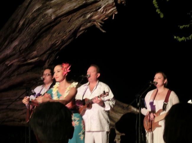 フラとハワイアンの演奏を聴きながらのんびりと。