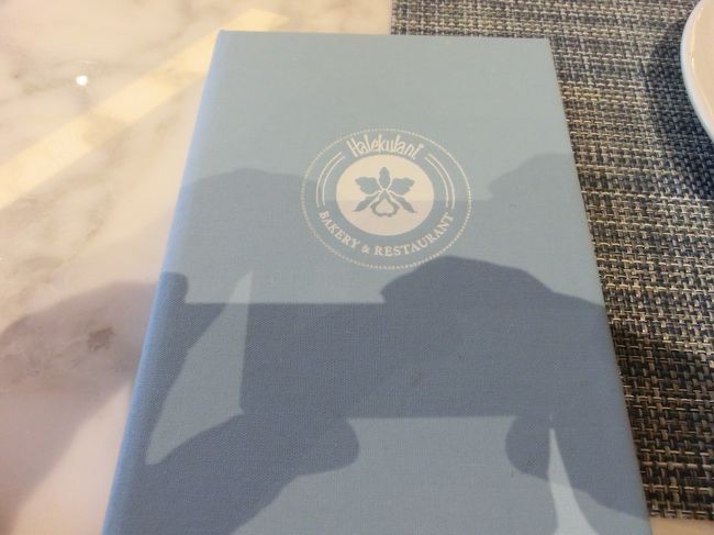 朝食は無料ですが、レシートにサインだけします。<br />薄い青でハレクラニと同じ色使いですね。