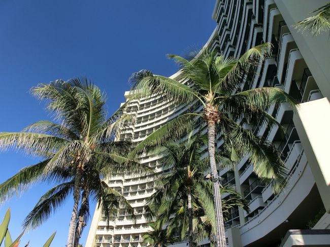 ツアーではないのでスーツケースは自分で空港まで運びます。<br />ピックアップまでビーチをぶらぶら。