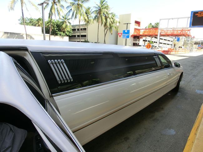 ホテルのロビーで待っていると名前を呼ばれ行ってみると･･･<br /><br />なんと！リムジン！！<br />口コミでリムジンにあたった人もいたとかは書かれていたのですが、<br />まさか！！