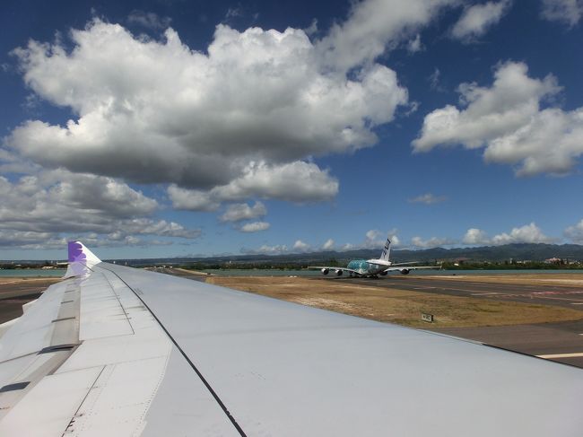 空港では係員の人がチェックインの場所を教えてくれるので安心です。<br />座席は事前に指定してあったので、スムーズに進みました。<br />空港内で最後のショッピングをして、搭乗口に向かうと１時間前から<br />搭乗を開始していました。ハヤッ！！