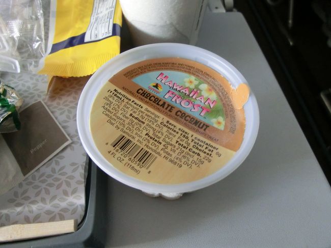 正直、美味しくなかったので、今朝ホテルのハレクラニベーカリー<br />で買った　パンを食べました。<br />ココナッツアイスは美味しかった。