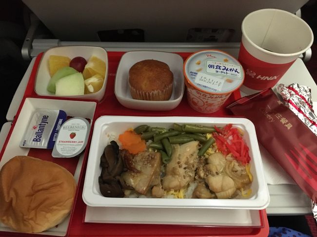 この時間(寝ずに過ごして朝の4時過ぎ)にこの機内食…。フルーツやヨーグルト、パンなどをいただいて早々におしまいにしました。<br />そうそう、この航空会社は格付会社からファイブスターをもらっているんです。グランドオペレーションはツッコミどころ満載ですが、機内はCAさん含め、言い方は変ですが至って普通です。中華系やアメリカ系のCAさん達の良い噂を聞きませんが、こちらが何か聞いたりしても笑顔で返答がきますし、ストレスなしです。<br />
