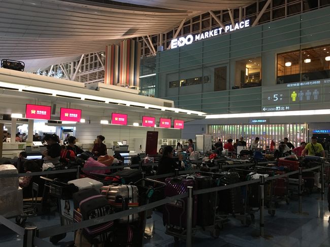 ネットに書いてある通り、3時間前に空港についても長蛇の列。人はいませんがスーツケースで場所取りです。