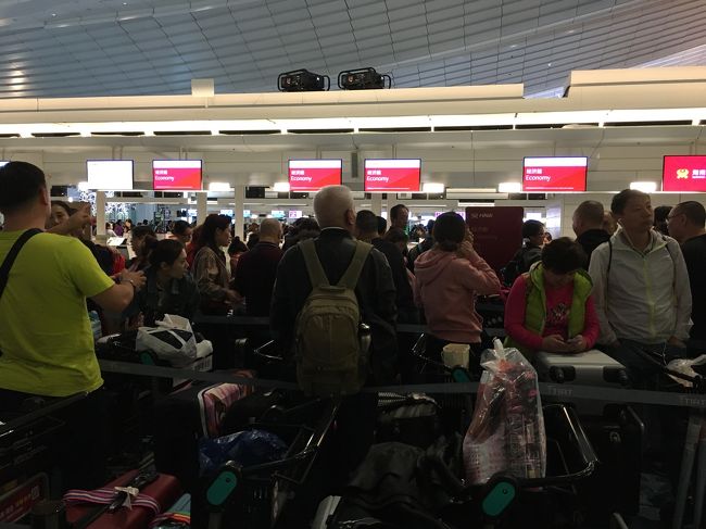 カウンターにGAさんが見え始めたころ、どこからかわらわらと人が集まってきました。もはや日本にいる雰囲気ではありません。