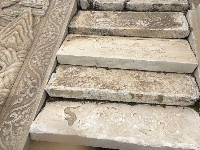 階段にも彫刻があります。