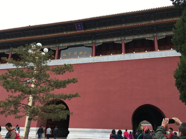 さて、入場券を買うべく突き進みます。チケット売り場の案内がとてもわかりずらいと感じました。皆さん、気負うことなくずんずん突き進んでくださいね。