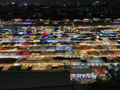 タラート ロットファイ ラチャダー (ラチャダー鉄道市場)の絶景です！

1000件もの露店のテントがカラフルなのです。