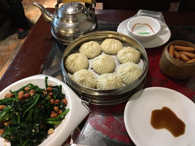 北京から新幹線で30分くらいで着く天津という都市で有名な狗不里。初めは航空券の高さから天津往復で考えていたので、ちょっとご縁を感じて。<br />しかし店員さん含め、あまり良い印象はありません。残念…。