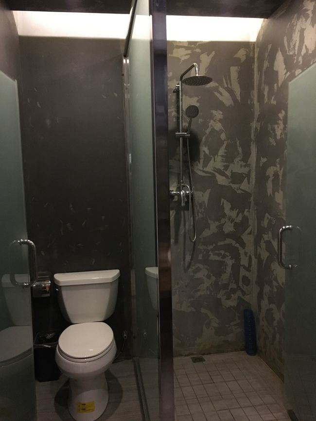 バスタブはありませんがトイレとシャワーがベッドなので、水の飛び跳ねを気にすることなく使えました。<br />湯量は少し弱く、お湯になるまで結構時間がかかりますので、ある程度お湯をだしてからシャワーを浴びる準備をした方が良いかと思います。