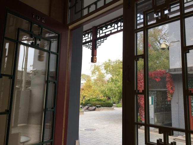 ベッド手前から中庭までの眺めです。<br /><br />全てがいい感じに見えますが、難点として騒音です。<br />防音は一切されていないようで、隣の部屋の音、近所の生活音、通りを通るときの会話、朝早くの掃除の音、全てが凄まじい音で(笑)<br />ビルディングタイプのホテルは、隣の部屋の音や廊下の音、窓の外の音くらいかと思います。<br /><br />でも、私は機会があればまた泊まりたいな、と思っています。