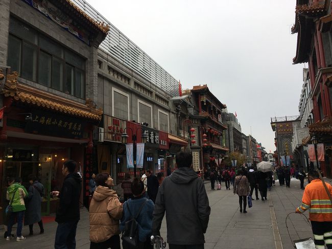 次はお昼ご飯を食べに行こうと思います。<br />北京ダックで目をつけたお店があるので、まずは前門へ。バスを使ってみたくてバス停前を20分位うろちょろしてたどり着きました。<br />今回の北京旅行はmaps.meというオフラインマップに助けてもらうことがとても多いです。