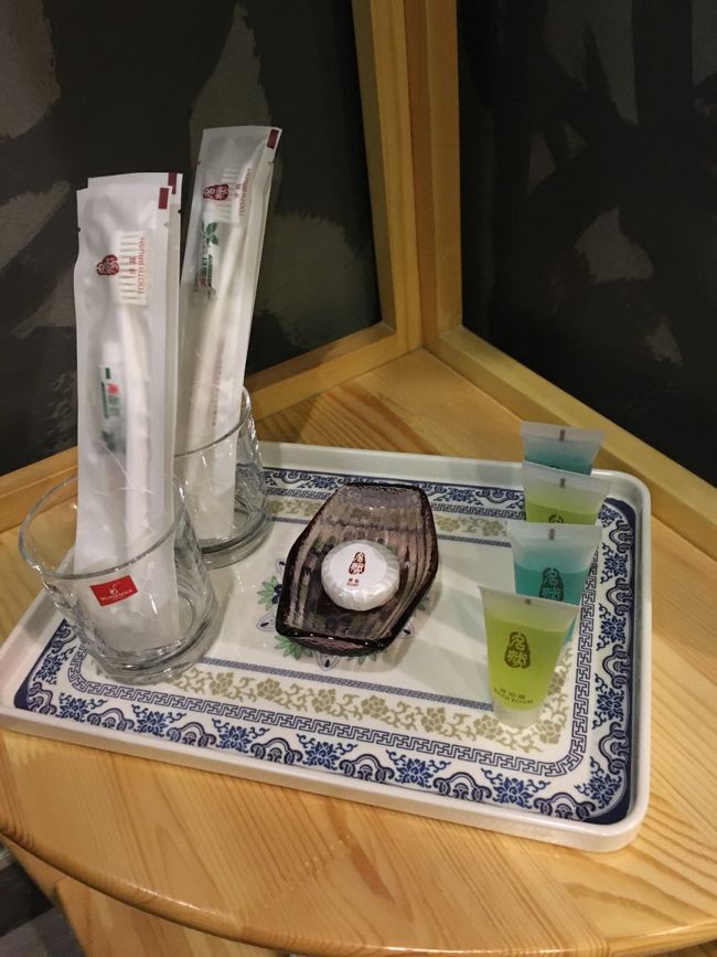 一応のものは揃ってます。<br />この後、シャワーを浴びて荷物の整理をしていたら眠くなってしまったので、夜までそのまま寝てしまいました。その後、ネットで買ったsim設定をしてみたのですがうまく出来ず、諦めました…。<br /><br />お水も何も買っていなくて、フロントに行ってスプライト250ml缶を買ったのですが100円くらいでした。<br />疲れてた上に熟睡したからか、すごく美味しかったです(笑)<br /><br />ちなみに今回、iPhoneの充電ケーブルを忘れてしまったので、チェックインする時ダメ元で聞いてみたら貸してもらえました。<br /><br />これで1日目はおしまい。<br /><br />