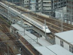博多駅ビルの屋上から、新幹線が見えるというので、行ってみました。屋上の一部がガラス窓になっていて、電車を見ることができます。