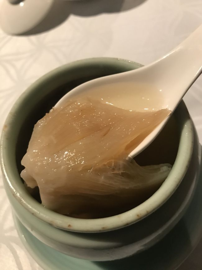 鶏肉とフカヒレスープ。フカヒレが塊で入っていて、スープも上品な味。