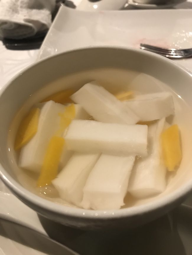 デザートは、フルーツの他に杏仁豆腐。<br />今までに食べたことのない食感でした。これは、ぜひ食べてみてほしいです。
