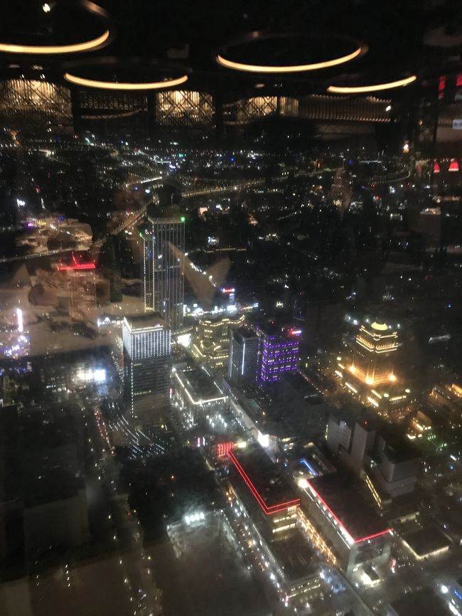 窓から臨む眼下の景色。かなり高いので周囲のビルを見下ろすのはなかなかできない経験ですね。キラキラしてて遠くまでよく見えて綺麗。もう少し窓が綺麗だともっと良く見えるのにな．とは思いましたが贅沢な気分になれました。<br />こちらのお店には日本人スタッフもいますし、他の店員さんも日本がカタコトですが話せます。英語も通じました。スタッフの方みなさん感じ良くて親切にしていただきました。