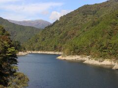 県道を進んでいくと、高知と愛媛を結ぶ国道と合流します。
さすがに国道は快適。
左手には吉野川の大橋ダムによる大橋ダム湖が見えます。