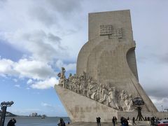 ジェロニモス修道院からテージョ川（Rio Tejo）に進むと、巨大なモニュメントが目の前に。大航海時代を切り開いた人々で埋め尽くされた発見のモニュメント