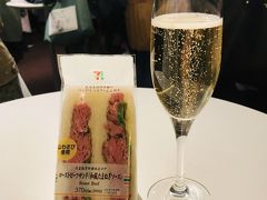 ここはありがたいことにスパークリングワインではなく、ちゃんとシャンパン（銘柄はランソンでした）１２００円があるのです。

あらかじめ劇場HPで確認してました（必死！笑）。

朝からおにぎり１つしか食べていないので、劇場手前の赤坂Bizタワーのコンビニでローストビーフサンドも購入してきました！