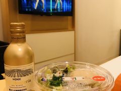 ２３：５０

ホテルに戻ってタカラヅカスカイステージを観ながらホッと一息ε-(´∀｀ )

スパークリングワインのアテにパスタサラダを買ってしまったー！

夕方、キハチカフェでガッツリ食べたのにww