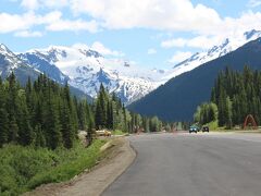 Day2-3（Glacier National Park of Canadaへ）
https://4travel.jp/travelogue/11525340

２日目の12時15分、マウント・レベルストーク国立公園を出て、レベルストークの町には入らずに、そのまま、カナダのグレイシャー国立公園（Glacier National Park of Canada）へ向かったのですが、かなり走った後の道中に、「この先、ゴールデンまでガソリンスタンドがないので、ガソリンチェックをするように」という道路標識があり、少し不安だったので、給油しに町まで引き返すことにして時間をロス。

その後も、グレイシャー国立公園のゲートもなかったし、サインも見落としてしまったのか、見覚えがなくて、グレイシャー国立公園の中にとっくに入っていたにも係わらず、入っていないと思い込んでいて走り続けて、東側から外に出てしまった後で気が付き、トレイルを探して、来た道をかなり戻ったりして、大幅に時間をロスしてしまい、よくわからないまま、半信半疑で目的のトレイル付近のパーキングに着きました。

そんな訳で、Glacier National Park of Canadaの中を何度も行き来してしまいましたが、周りから迫ってくるグレイシャーの山々は、絶景でした！！

ちなみに、アメリカ、モンタナ州とカナダ、ブリティッシュ・コロンビア州の国境線周辺に、アメリカとカナダのグレイシャー国立公園があり、そちらの方が世界文化遺産に登録されていたりして知名度が高いですが、こちらのカナダのグレイシャー国立公園（Glacier National Park of Canada）は、1886年の設立で、カナダで2番目にできた国立公園でもあり、こちらの方が歴史があります。

【関連旅行記】
総集編：アメリカ３州・カナダ２州、国境沿いドライブの旅２週間２０１６
https://4travel.jp/travelogue/11186258